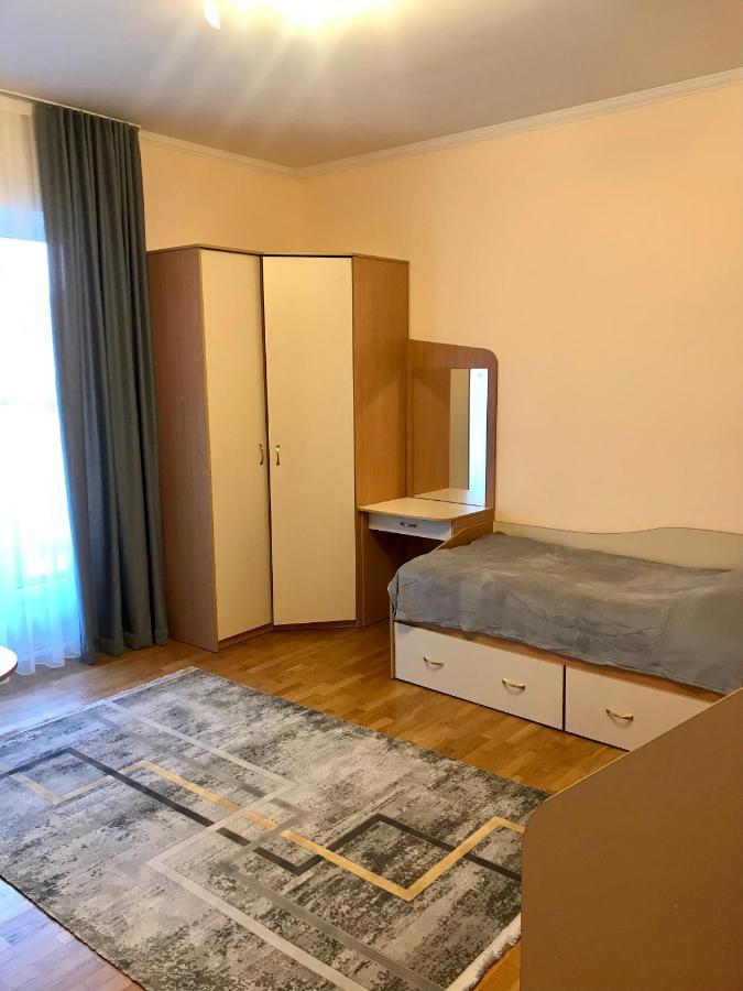 Family Apartment Near The University Tjernivtsi Exteriör bild